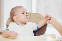 宝宝吐奶是什么情况 婴儿为什么吐奶